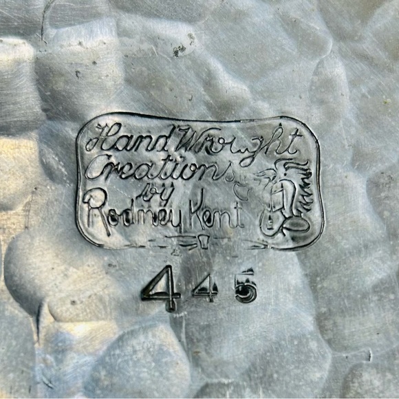 Vintage hand wrought hammered aluminum Tulip serving plate with handles. - Picture 4 of 5